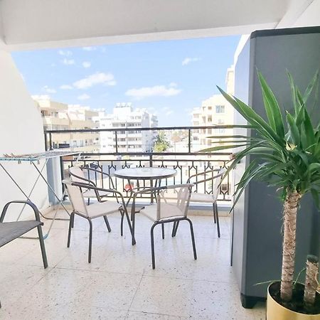 Modern Retreat: 2Br Stylish Apt With Comfy Rooms! Smart Tv With 200Mbps Internet Larnaca Exterior photo